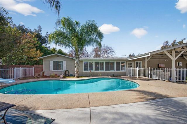 1544 N De Wolf Avenue, Fresno, CA 93737