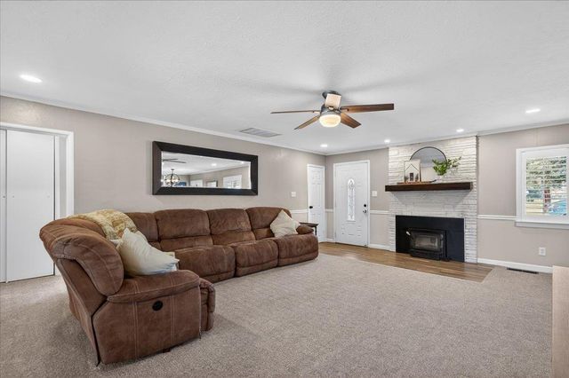 1544 N De Wolf Avenue, Fresno, CA 93737