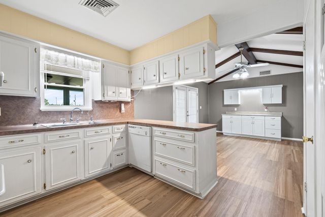 1311 Oak Street, Anahuac, TX 77514