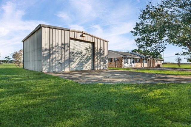 1311 Oak Street, Anahuac, TX 77514