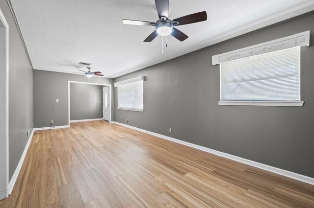 1311 Oak Street, Anahuac, TX 77514