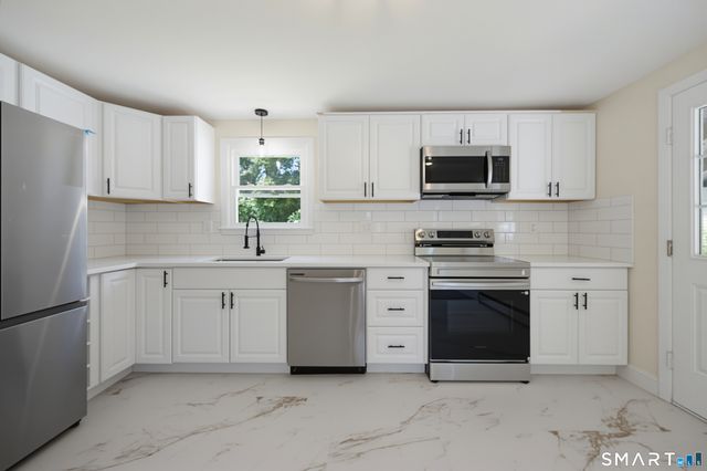 8 Cedar Drive, North Stonington, CT 06359