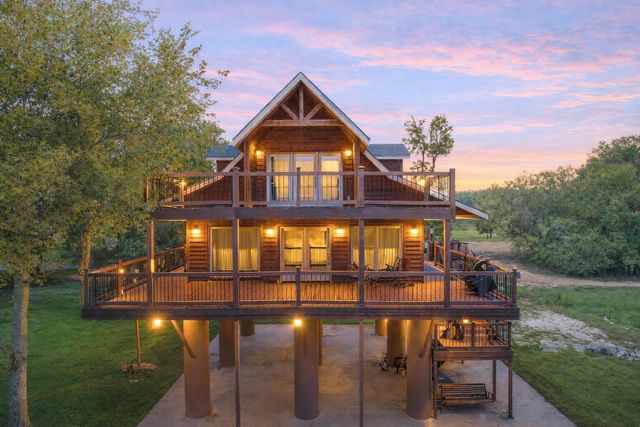 1901 River Valley Road, Doniphan, MO 63935