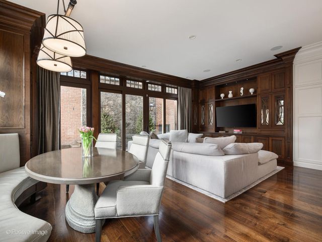 3026 N Lake Shore Drive, Chicago, IL 60657
