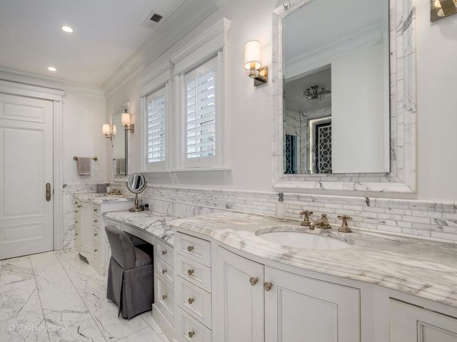 3026 N Lake Shore Drive, Chicago, IL 60657