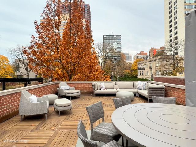 3026 N Lake Shore Drive, Chicago, IL 60657