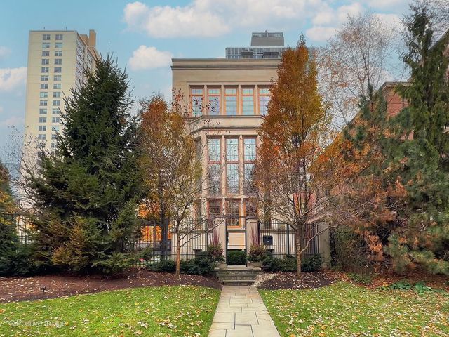 3026 N Lake Shore Drive, Chicago, IL 60657