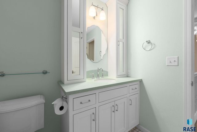 1000 S Bridgeport Pl Place, Sioux Falls, SD 57106