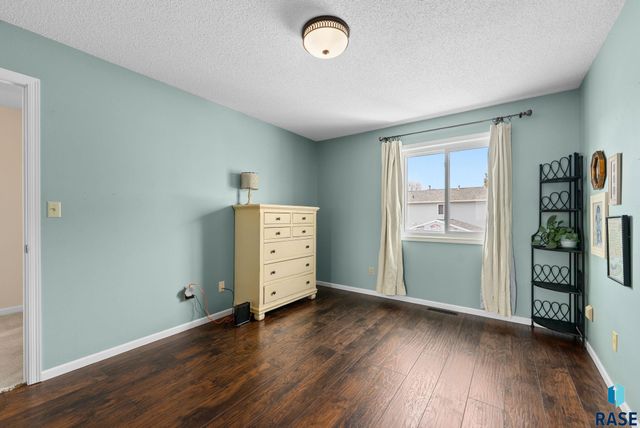 1000 S Bridgeport Pl Place, Sioux Falls, SD 57106