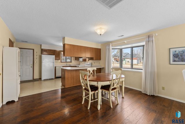 1000 S Bridgeport Pl Place, Sioux Falls, SD 57106