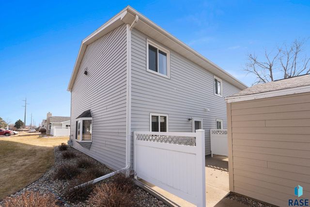 1000 S Bridgeport Pl Place, Sioux Falls, SD 57106