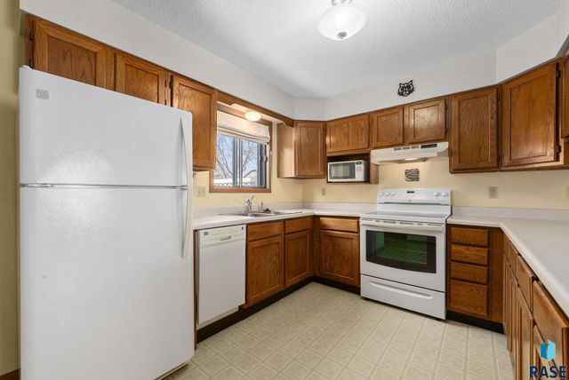 1000 S Bridgeport Pl Place, Sioux Falls, SD 57106