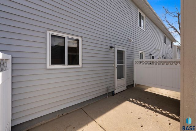 1000 S Bridgeport Pl Place, Sioux Falls, SD 57106