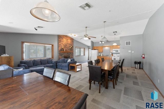 1000 S Bridgeport Pl Place, Sioux Falls, SD 57106