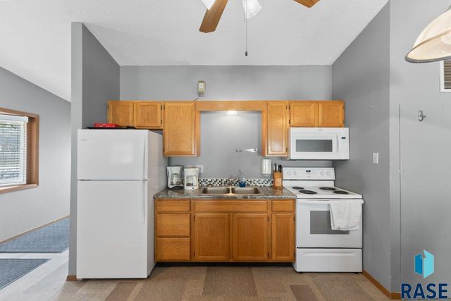 1000 S Bridgeport Pl Place, Sioux Falls, SD 57106