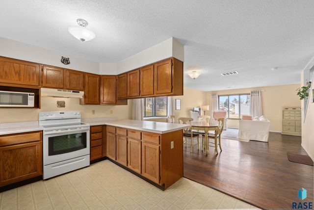 1000 S Bridgeport Pl Place, Sioux Falls, SD 57106