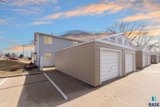 1000 S Bridgeport Pl Place, Sioux Falls, SD 57106