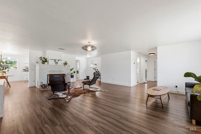 355 E Beacon Light Rd, Eagle, ID 83616
