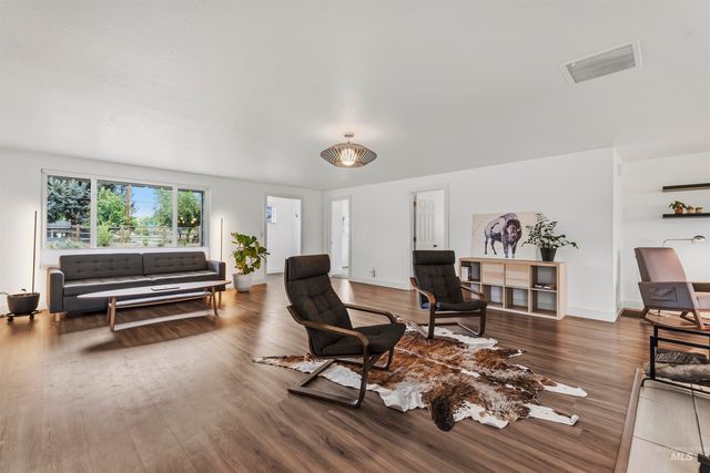 355 E Beacon Light Rd, Eagle, ID 83616