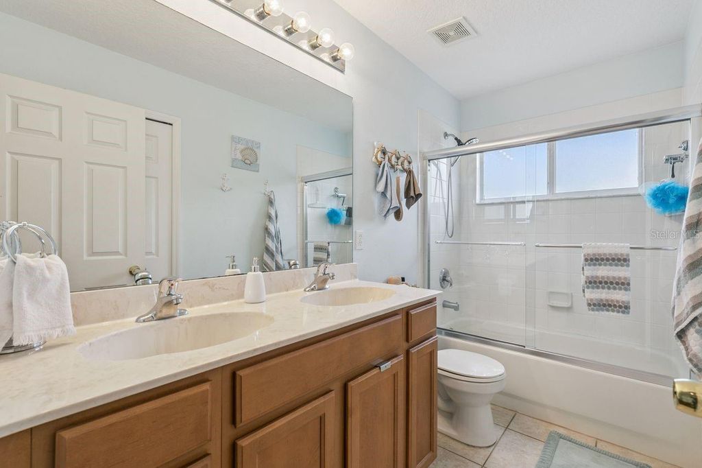 Image 32 of property listing at 9966 HIDDEN DUNES LANE, Orlando, FL 32832
