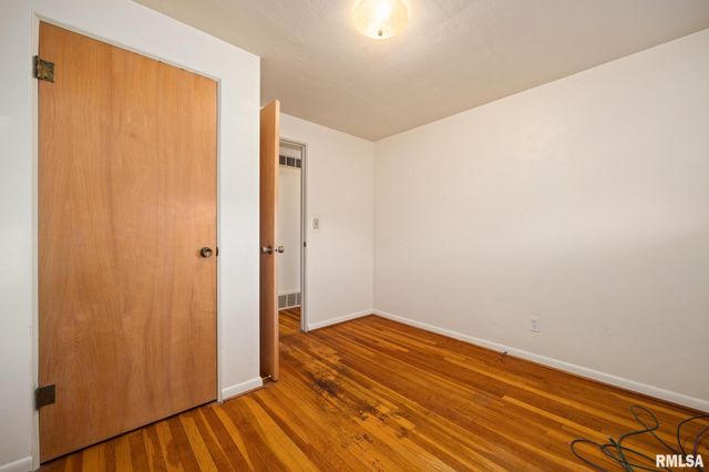 2530 N VICTORIA Avenue, Peoria, IL 61604