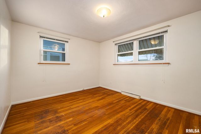 2530 N VICTORIA Avenue, Peoria, IL 61604