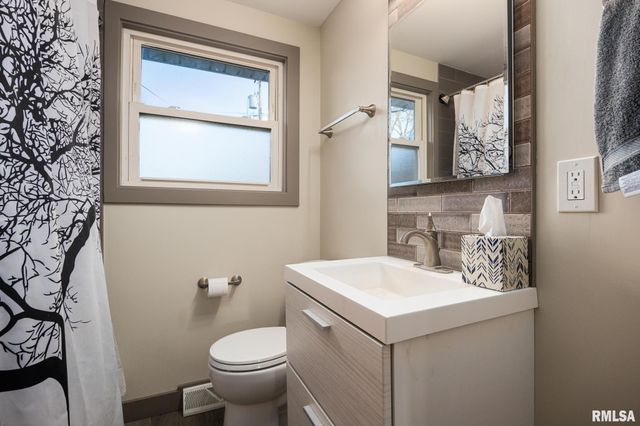 2530 N VICTORIA Avenue, Peoria, IL 61604