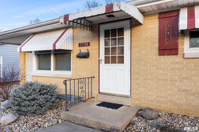 2530 N VICTORIA Avenue, Peoria, IL 61604