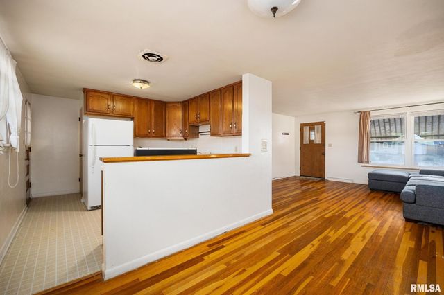 2530 N VICTORIA Avenue, Peoria, IL 61604