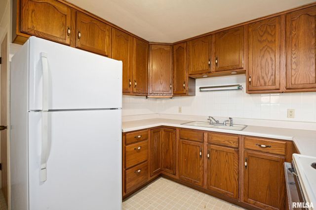 2530 N VICTORIA Avenue, Peoria, IL 61604