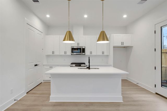 7627 Inwood Grove Lane, Houston, TX 77088