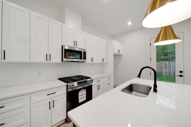 7627 Inwood Grove Lane, Houston, TX 77088