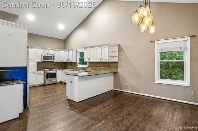 2093 Deer Run Trail, Waterford, MI 48329
