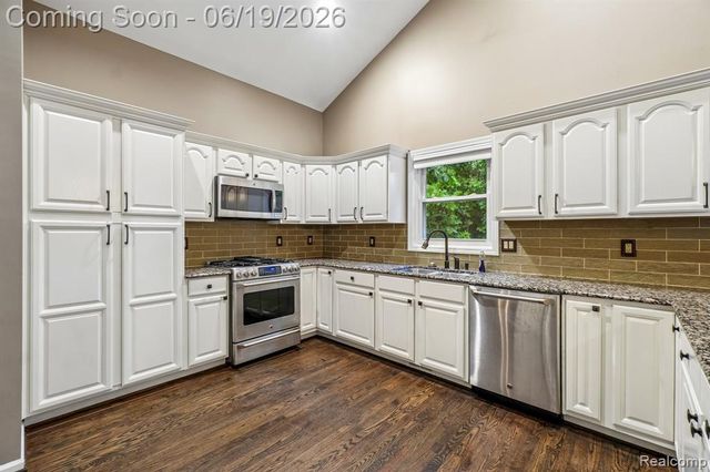 2093 Deer Run Trail, Waterford, MI 48329