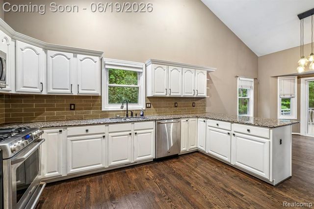 2093 Deer Run Trail, Waterford, MI 48329