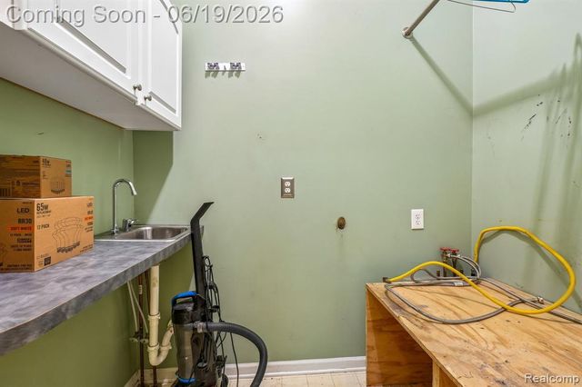 2093 Deer Run Trail, Waterford, MI 48329