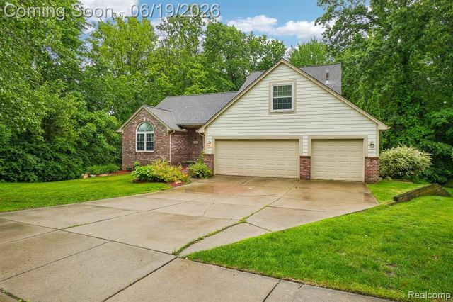 2093 Deer Run Trail, Waterford, MI 48329