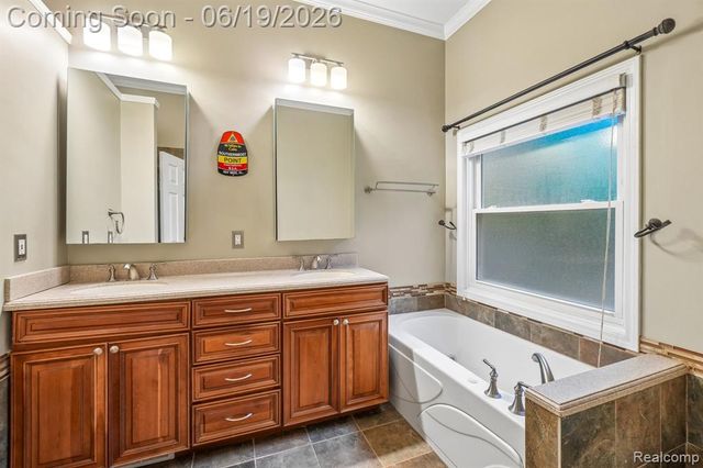 2093 Deer Run Trail, Waterford, MI 48329