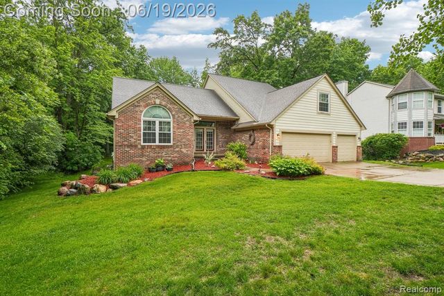 2093 Deer Run Trail, Waterford, MI 48329