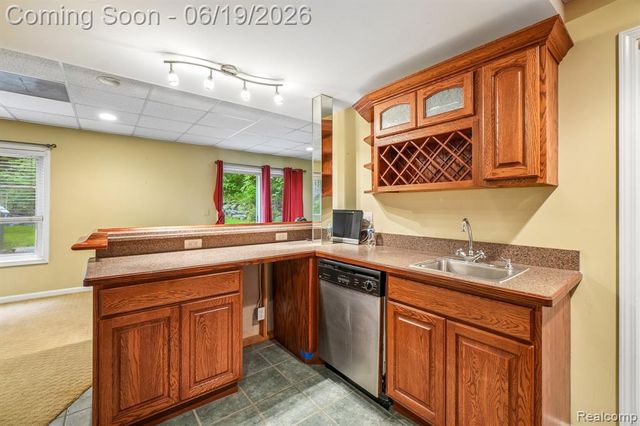 2093 Deer Run Trail, Waterford, MI 48329