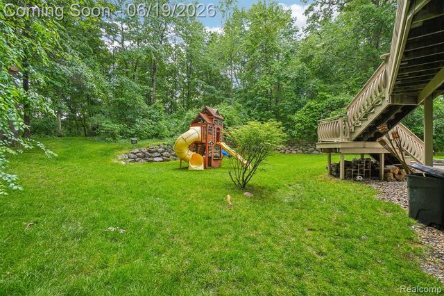 2093 Deer Run Trail, Waterford, MI 48329