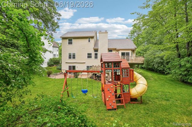 2093 Deer Run Trail, Waterford, MI 48329