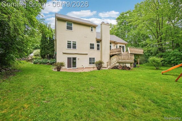 2093 Deer Run Trail, Waterford, MI 48329