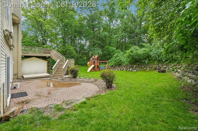 2093 Deer Run Trail, Waterford, MI 48329