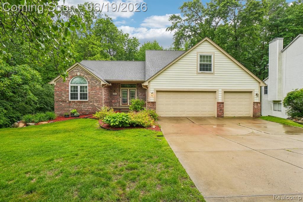 2093 Deer Run Trail, Waterford, MI 48329