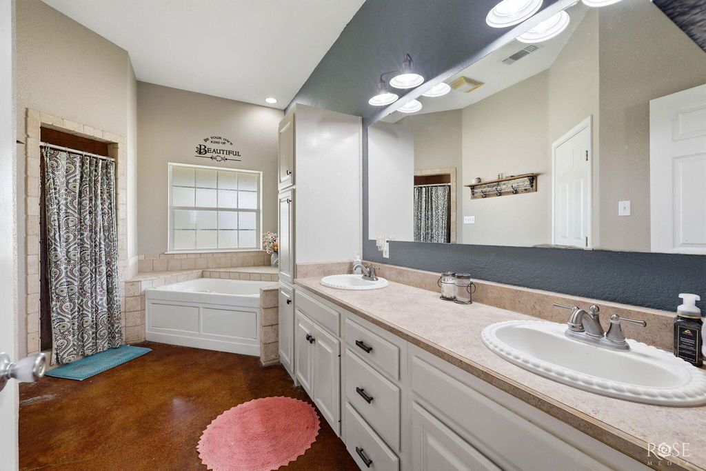 Image 12 of property listing at 5850 Green Oaks Drive, Christoval, TX 76935