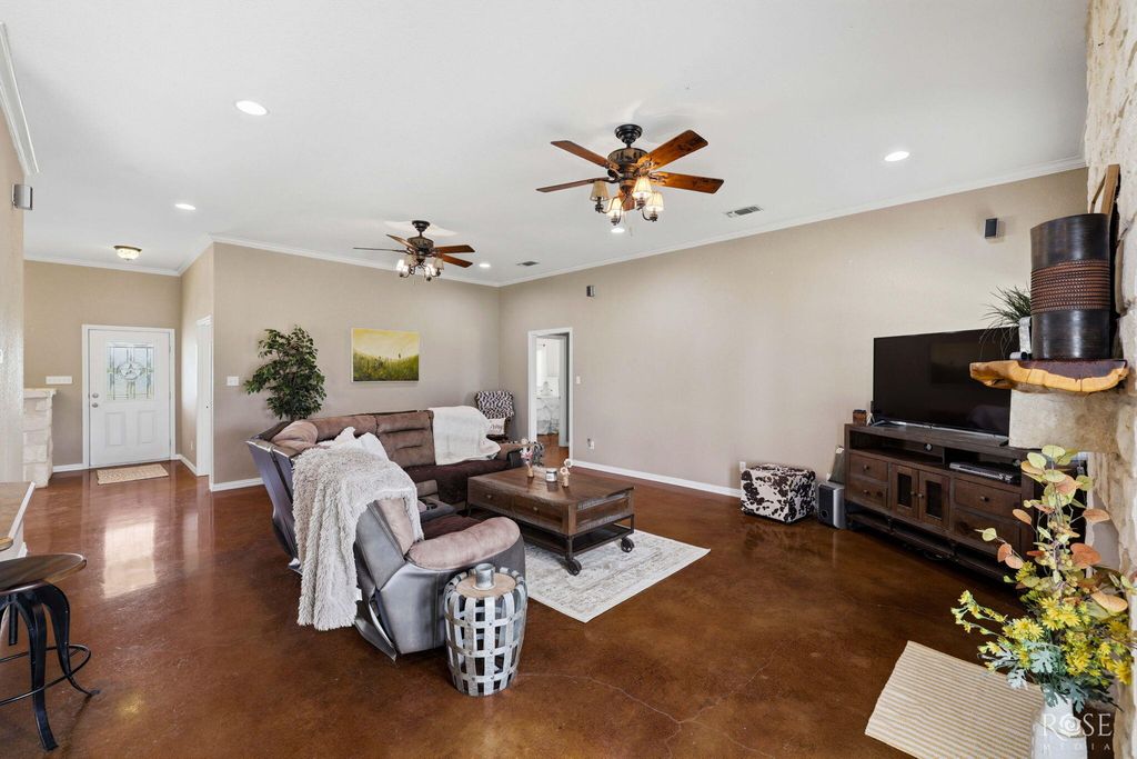 Image 5 of property listing at 5850 Green Oaks Drive, Christoval, TX 76935