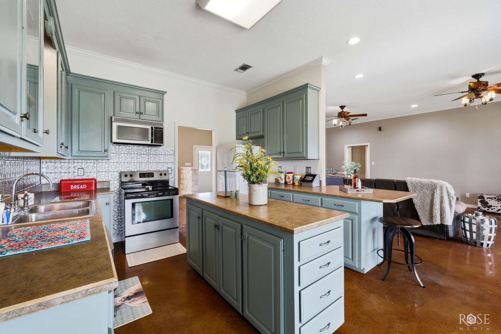 Image 6 of property listing at 5850 Green Oaks Drive, Christoval, TX 76935