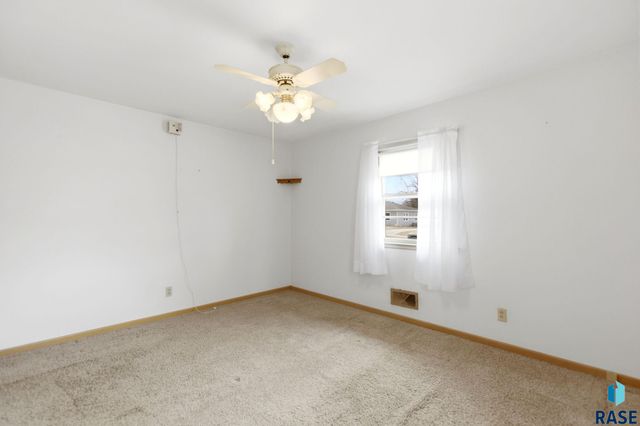 1108 S Willow Ave Avenue, Sioux Falls, SD 57105