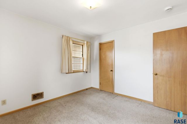 1108 S Willow Ave Avenue, Sioux Falls, SD 57105